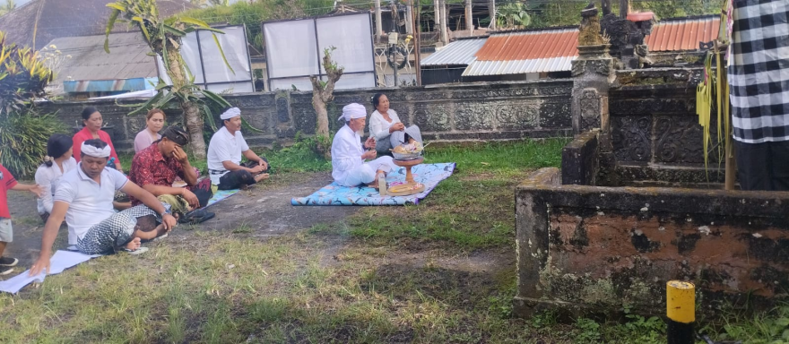 Rahinan di Padmasana Kantor Perbekel Senganan
